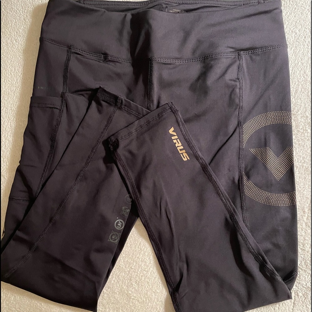 Black and gold 3/4 length leggings